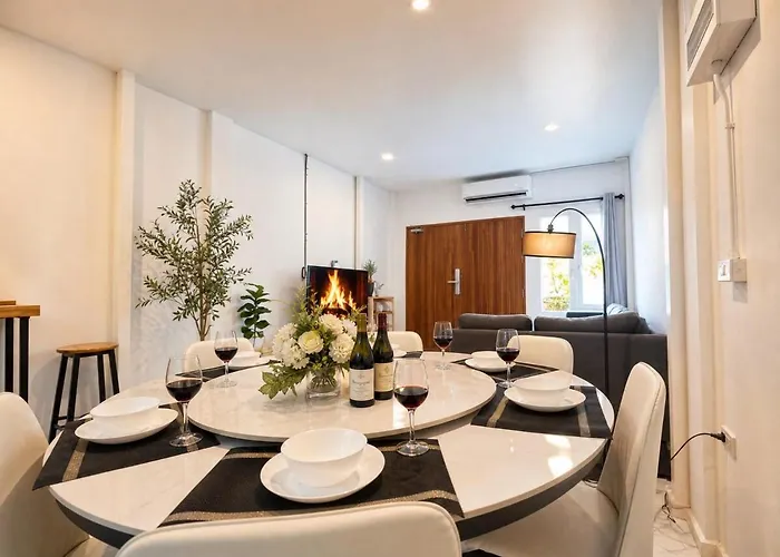 Cozy & Bright 4 Bedroom House Near Khao San Road *